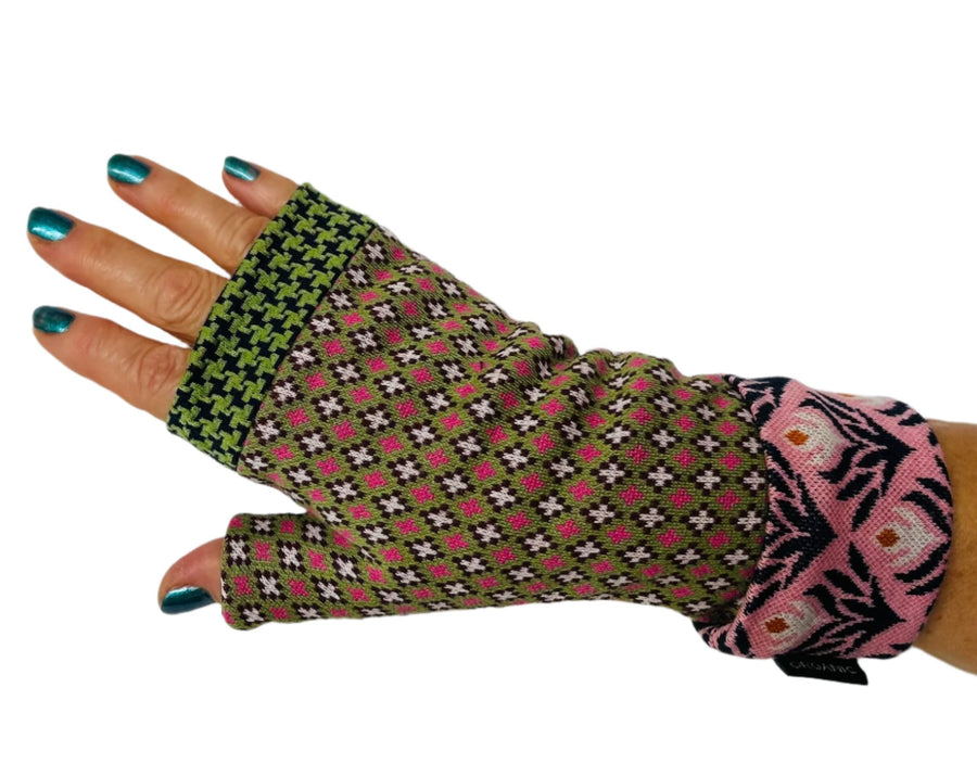 Organic cotton wristees with thumb - Vintage patchwork - green