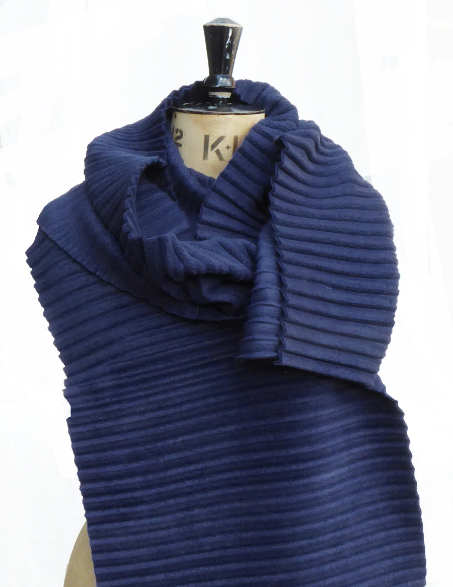 Long pleated scarf - Navy - annafalcke.com