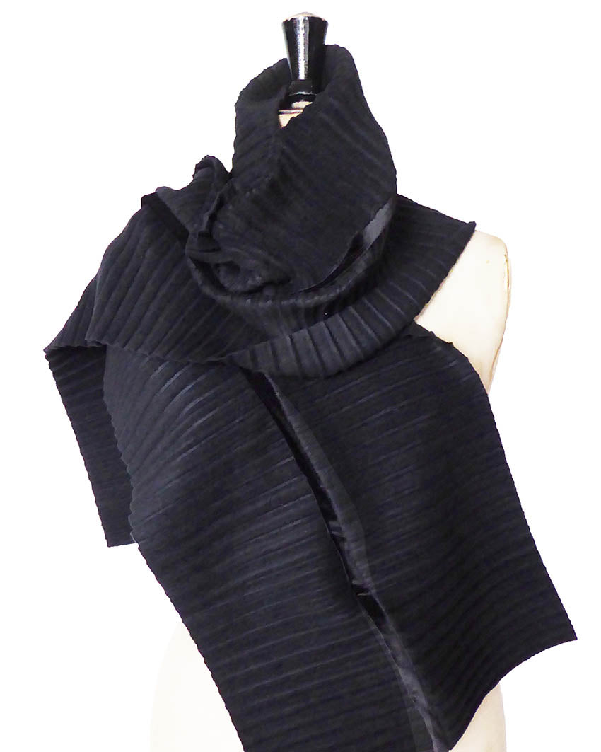 Pleated scarf with velvet trim - Black